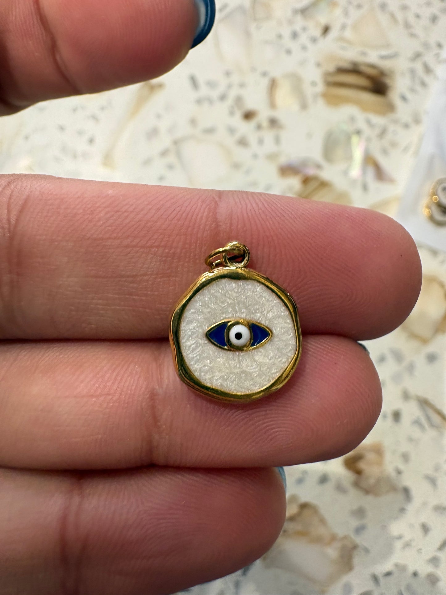 Charms médaille œil email blanc et bleu