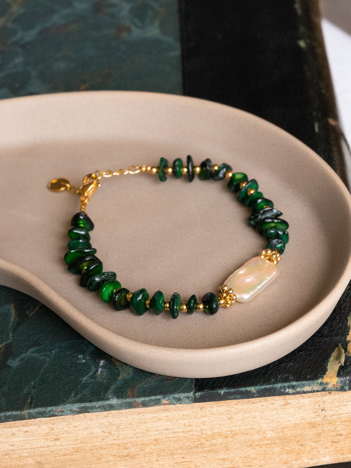 Bracelet Owen - Coquillages verts et Perles d'eau douce