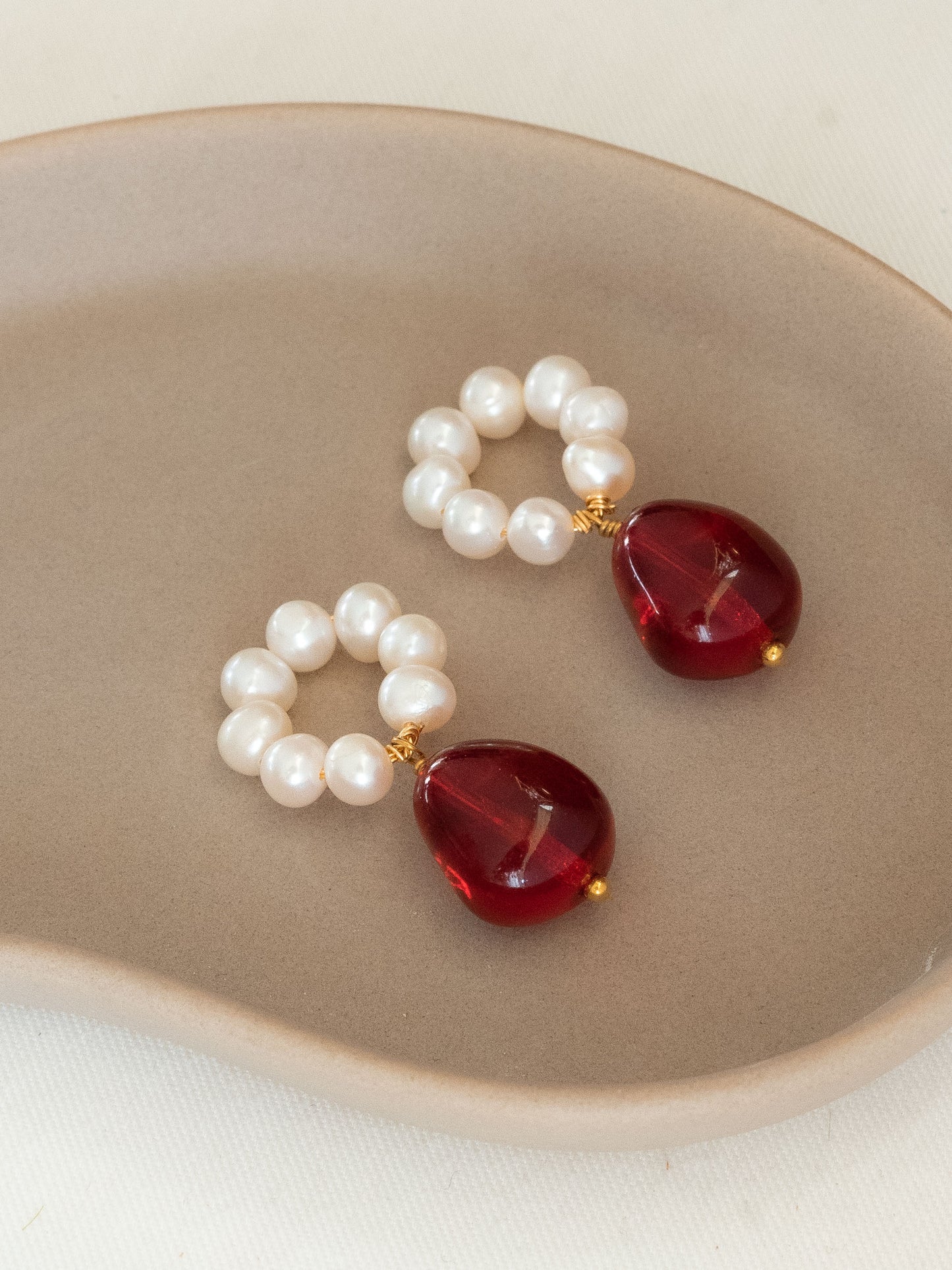 Boucles Abel - Perles d'eau douce & goutte rouge