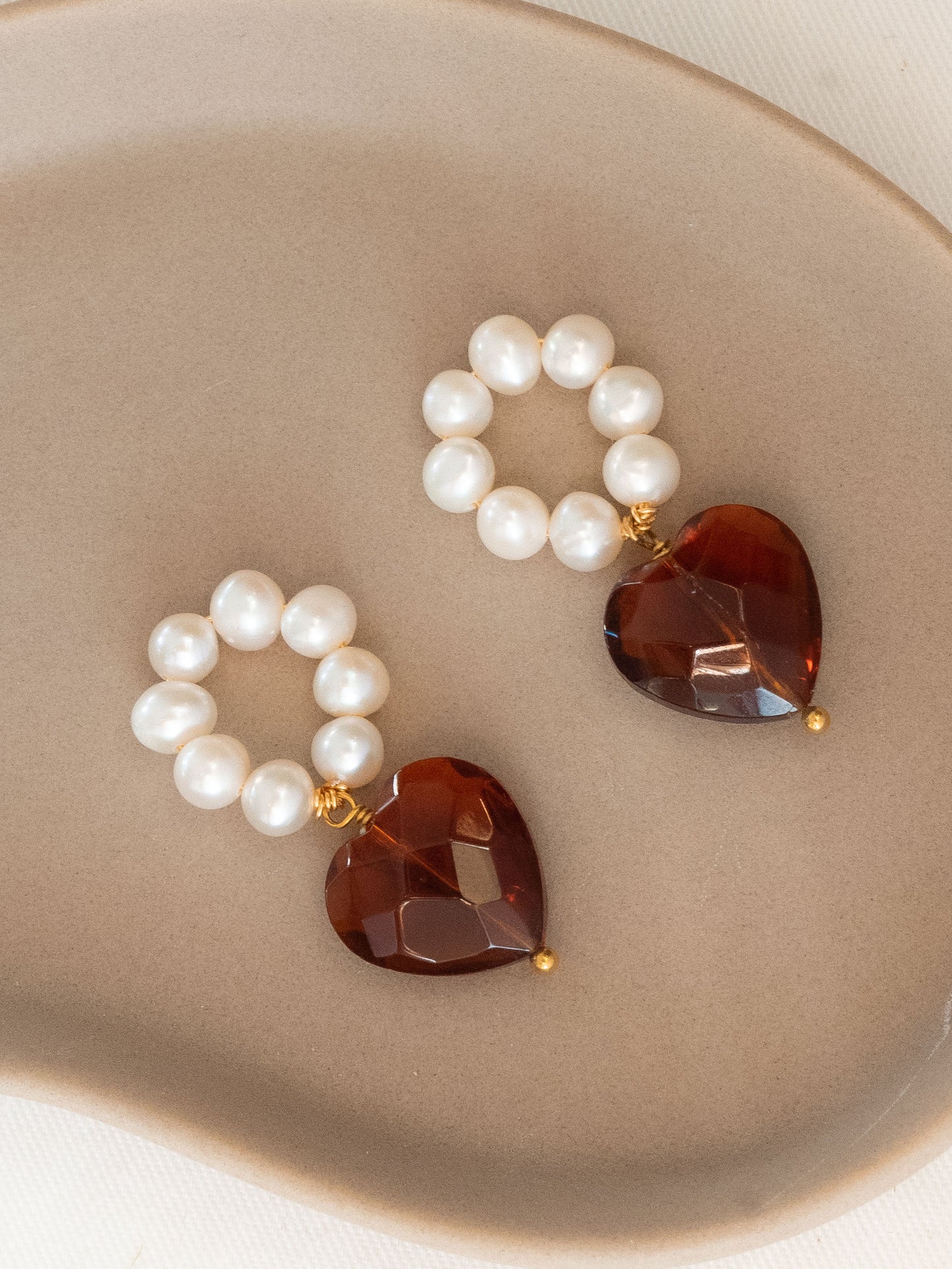 Boucles Abel - Perles d'eau douce & coeur caramel