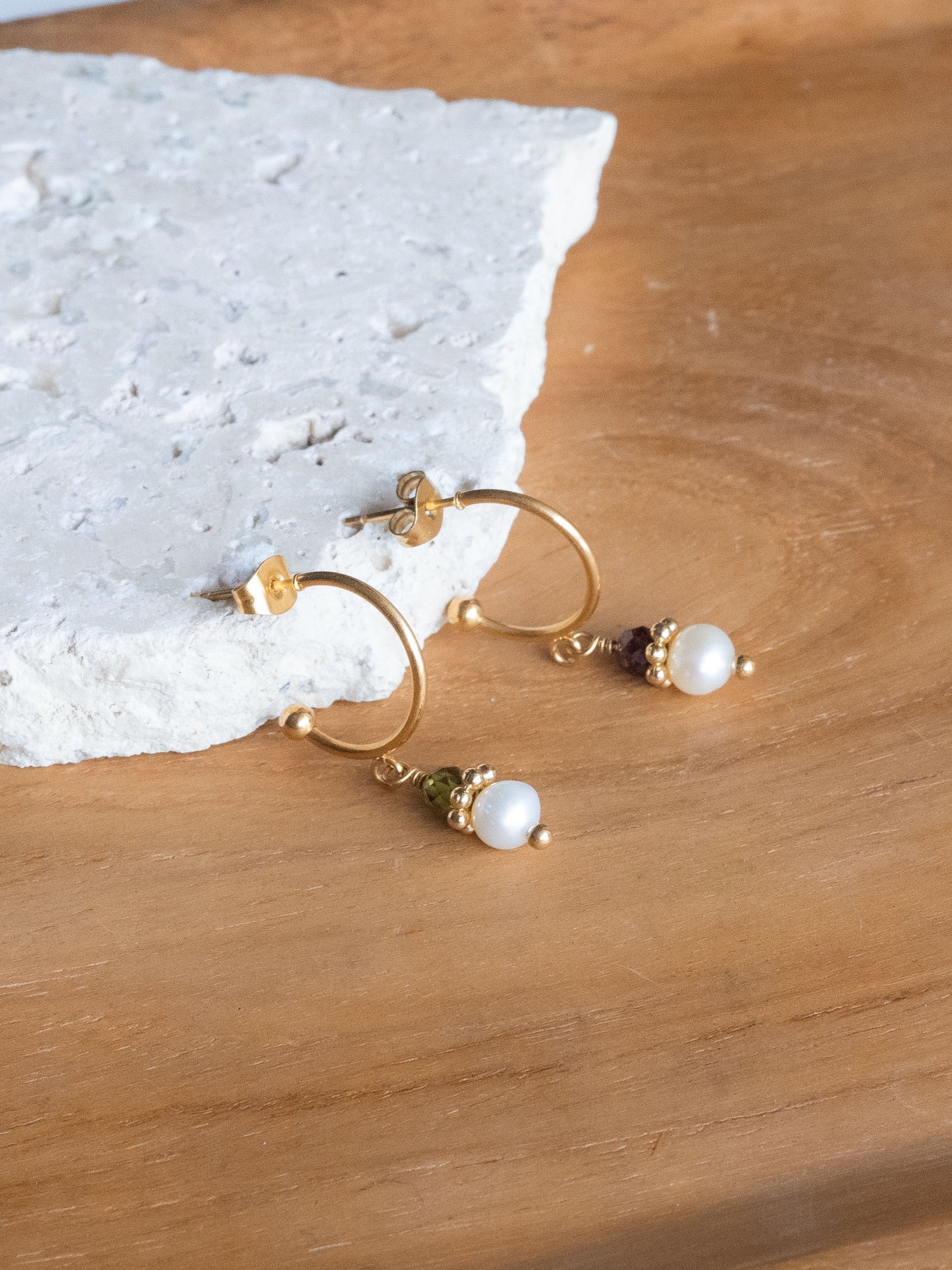 Mini créoles Tisha - Grenat & Zircon vert