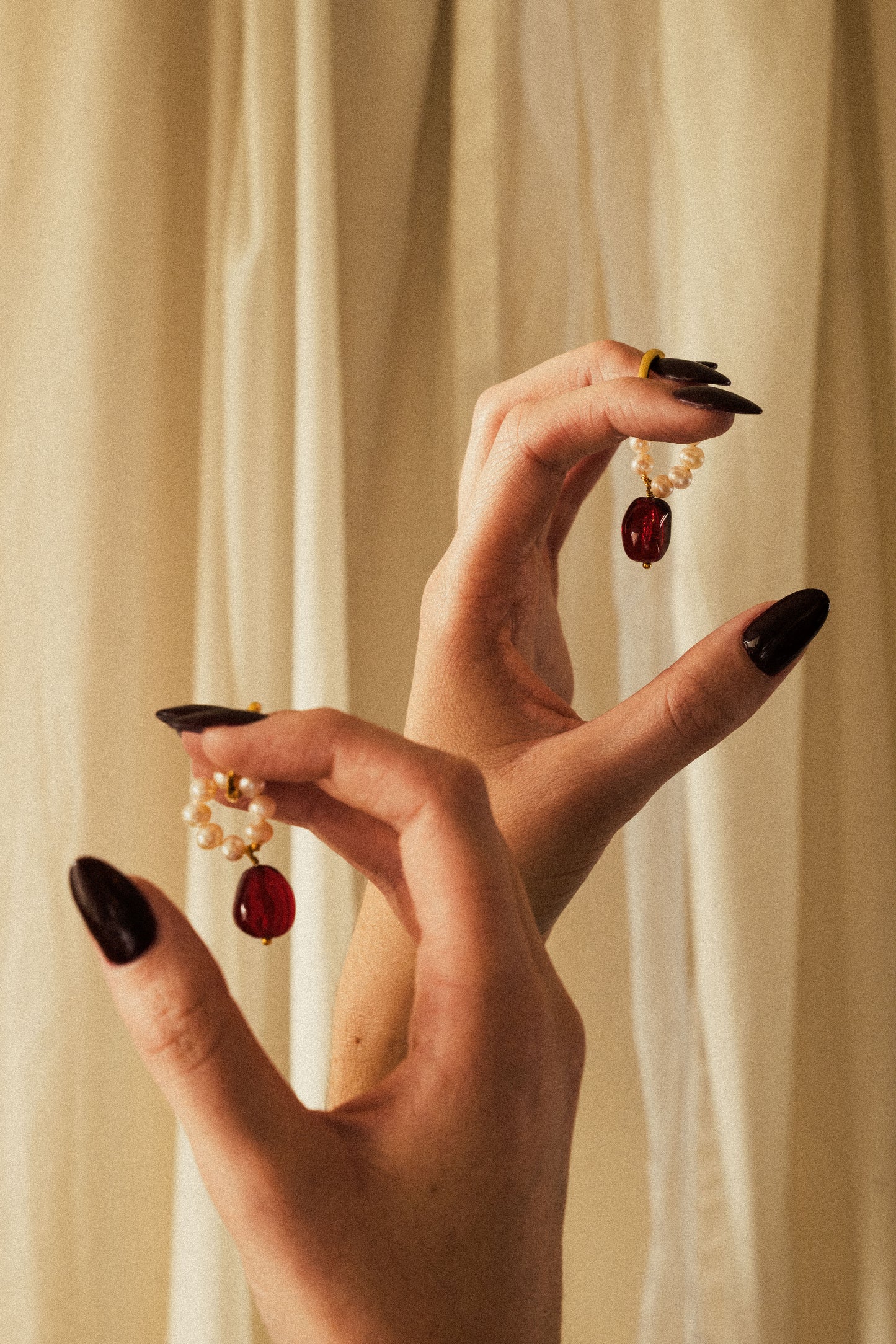 Boucles Abel - Perles d'eau douce & goutte rouge