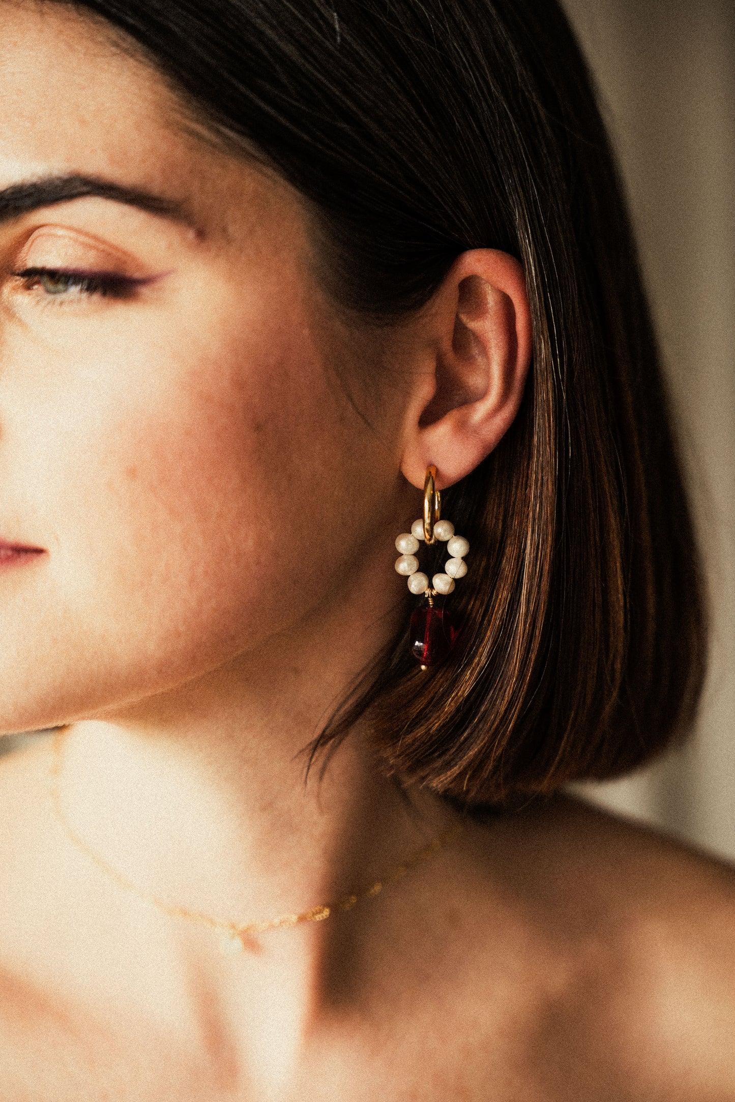 Boucles Abel - Perles d'eau douce & goutte rouge