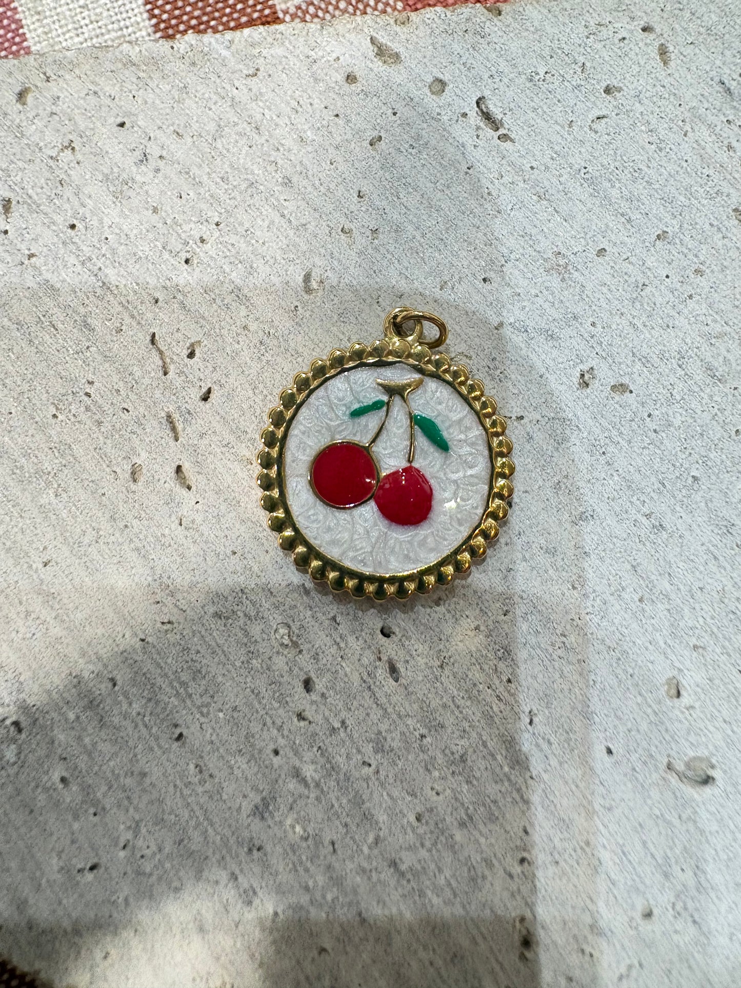 Charms Medaille cerclage billes cerise - Email Blanc et Rouge