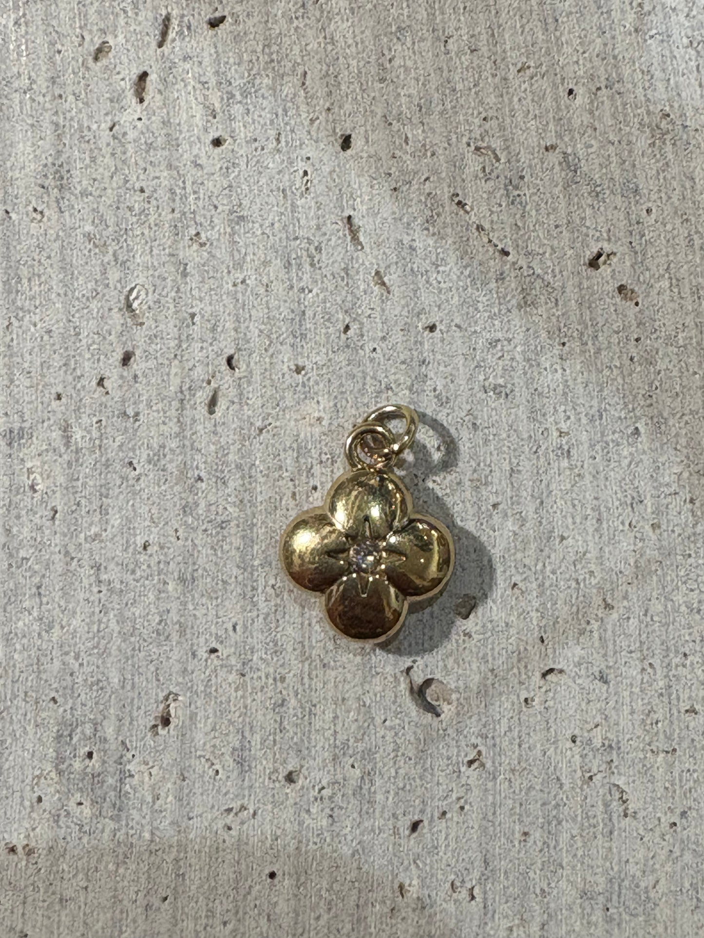 Charms Trefle Bombé Strass Blanc