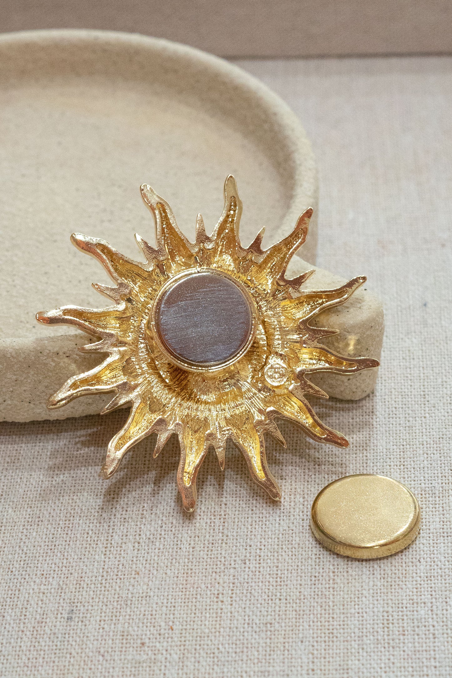 Broche aimantée Sol